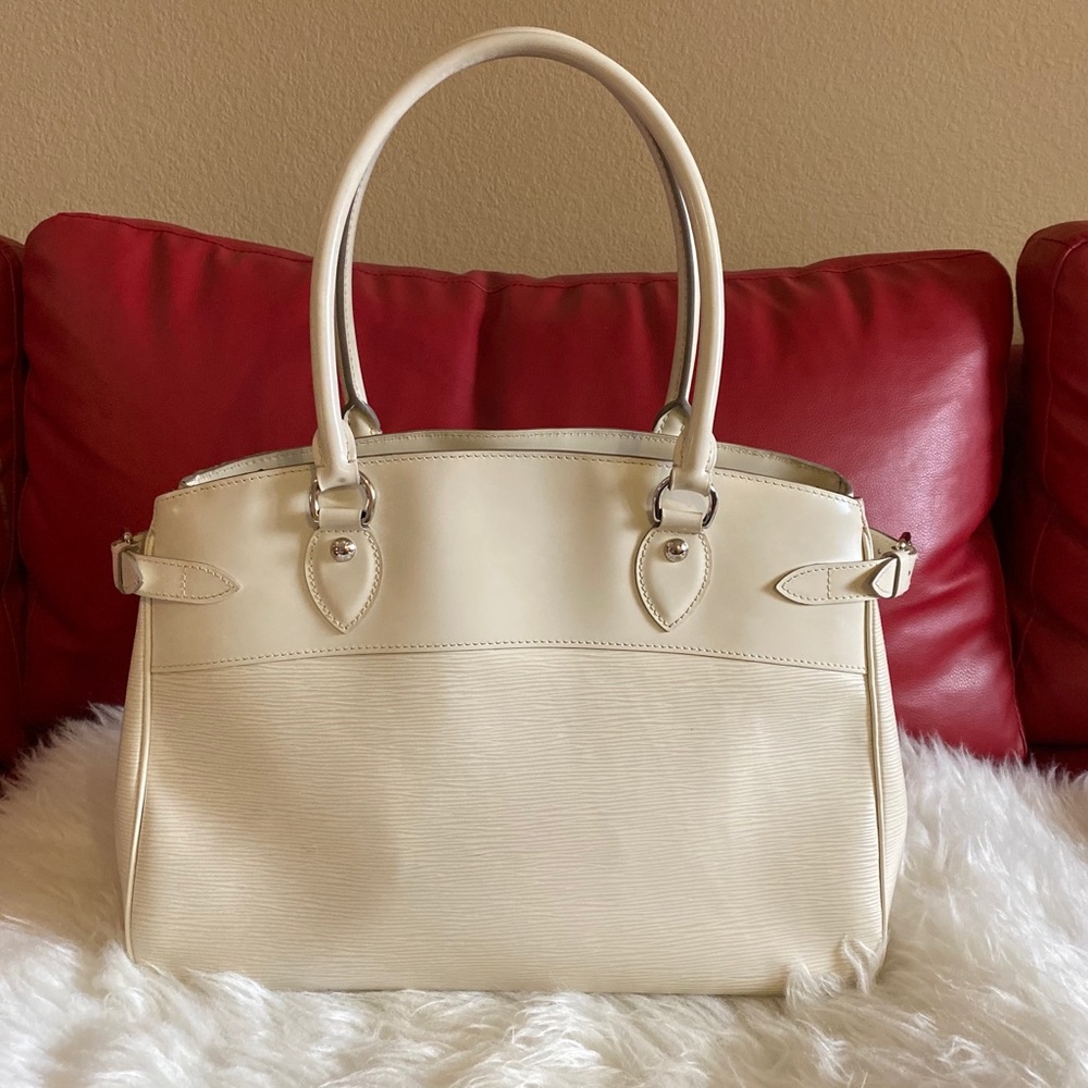 SALE!LOUIS VUITTON Passy EPI GM Ivoire Satchel